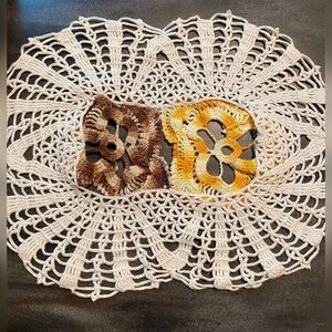 Vintage Hand Crocheted Doilie Table Runner Cream Oval  12”